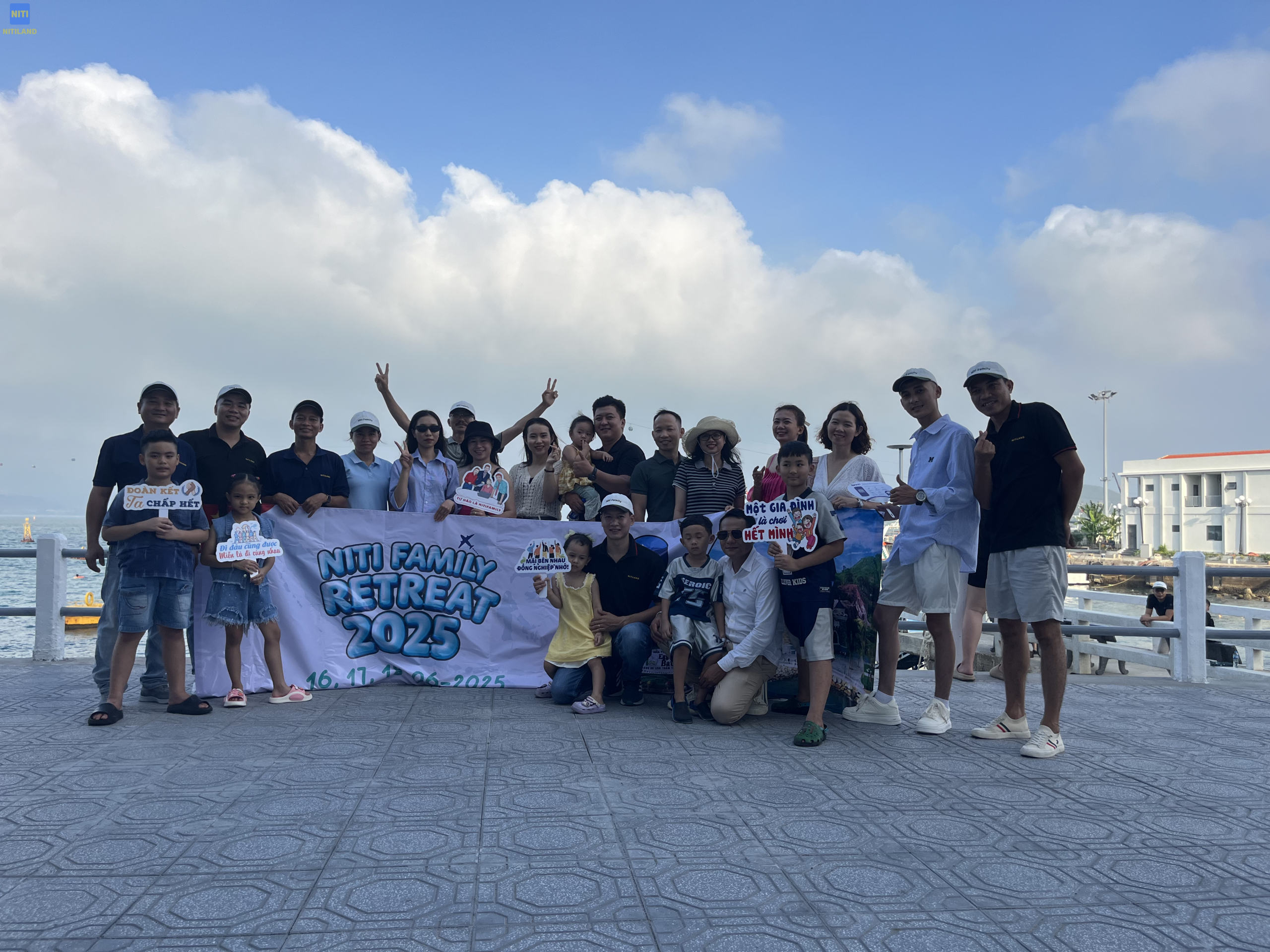 Hình ảnh tập thể nhân viên công ty bất động sản Nitiland chụp ảnh kỷ niệm tại chuyến du lịch Niti Family Retreat Nha Trang 2025