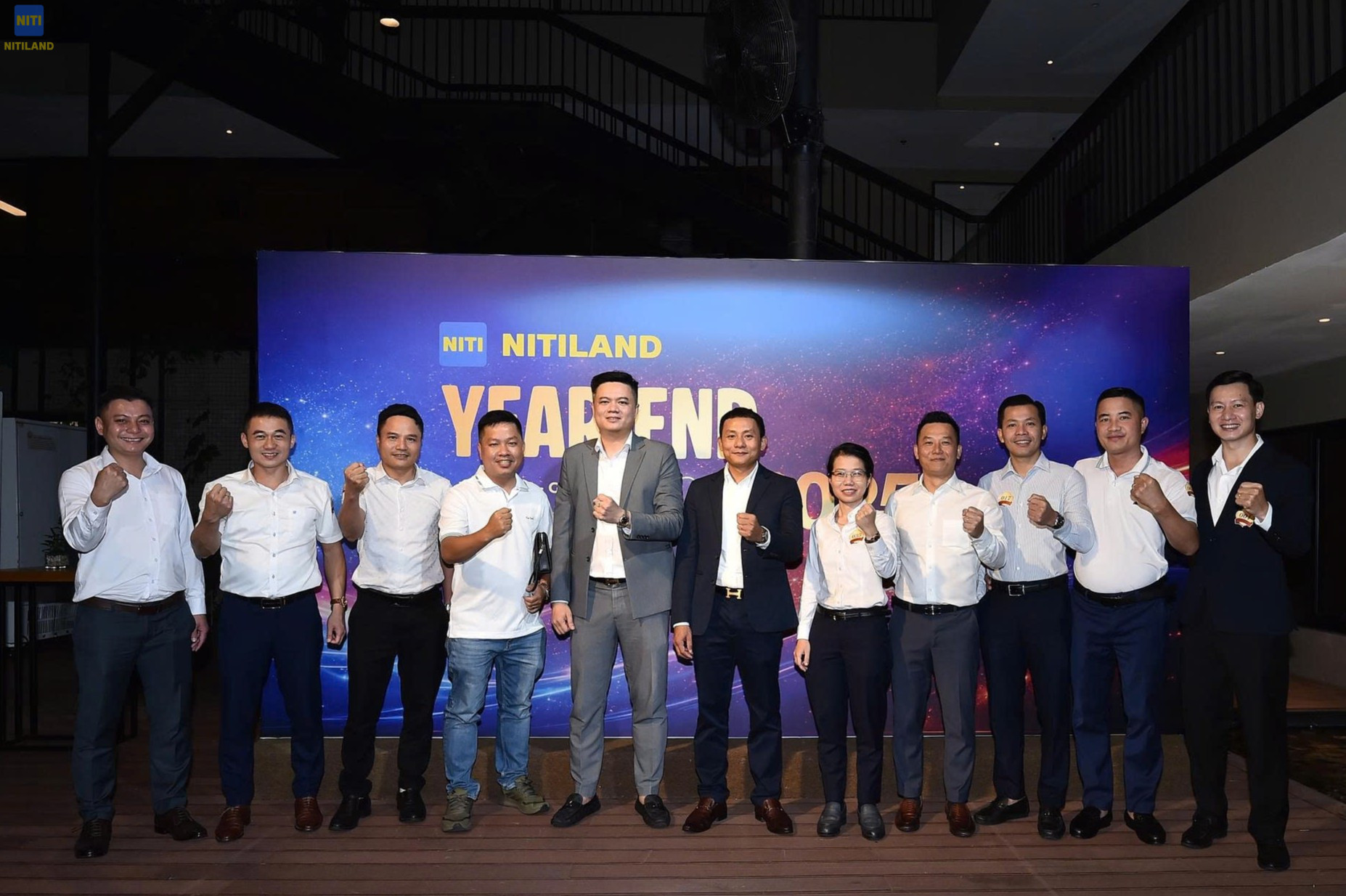 Ban lãnh đạo và nhân viên nam công ty bất động sản NitiLand thể hiện quyết tâm tại đêm tiệc Year End Party 2025