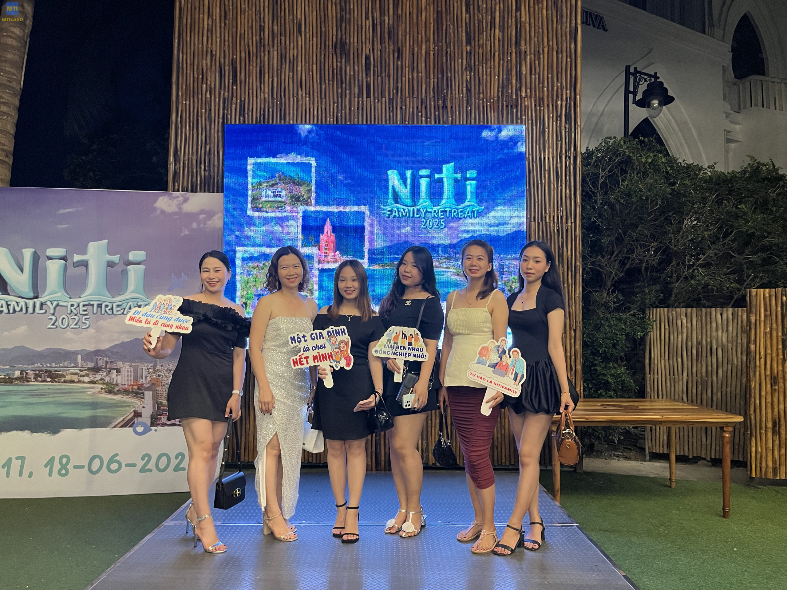Các nữ nhân viên của công ty Nitiland check in tại sân khấu đêm tiệc Niti Family Retreat 2025