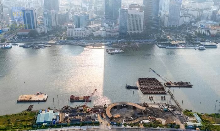 Công trường thi công cầu đi bộ qua sông Sài Gòn