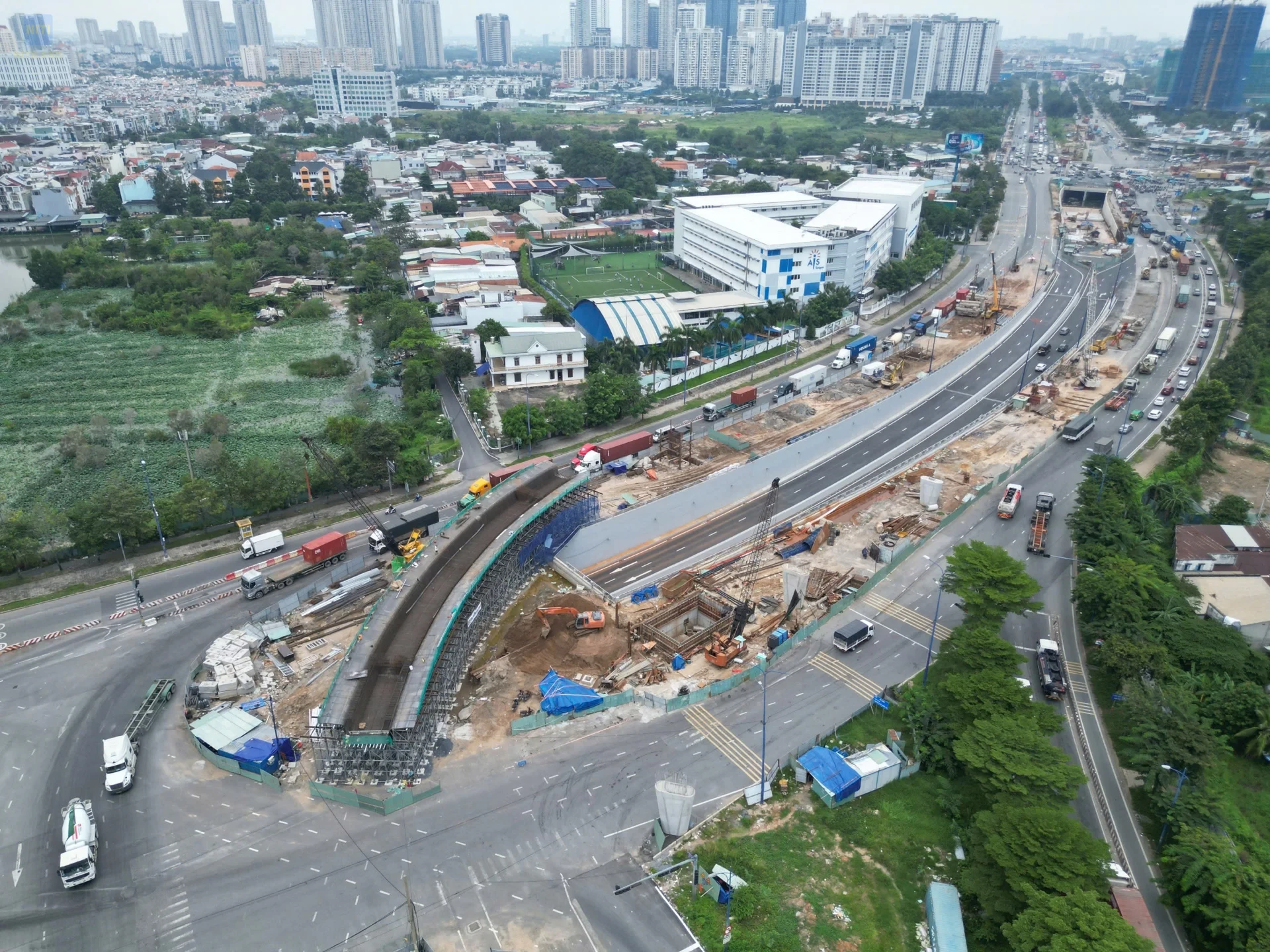 the global city gần nút giao an phú đang thi công 