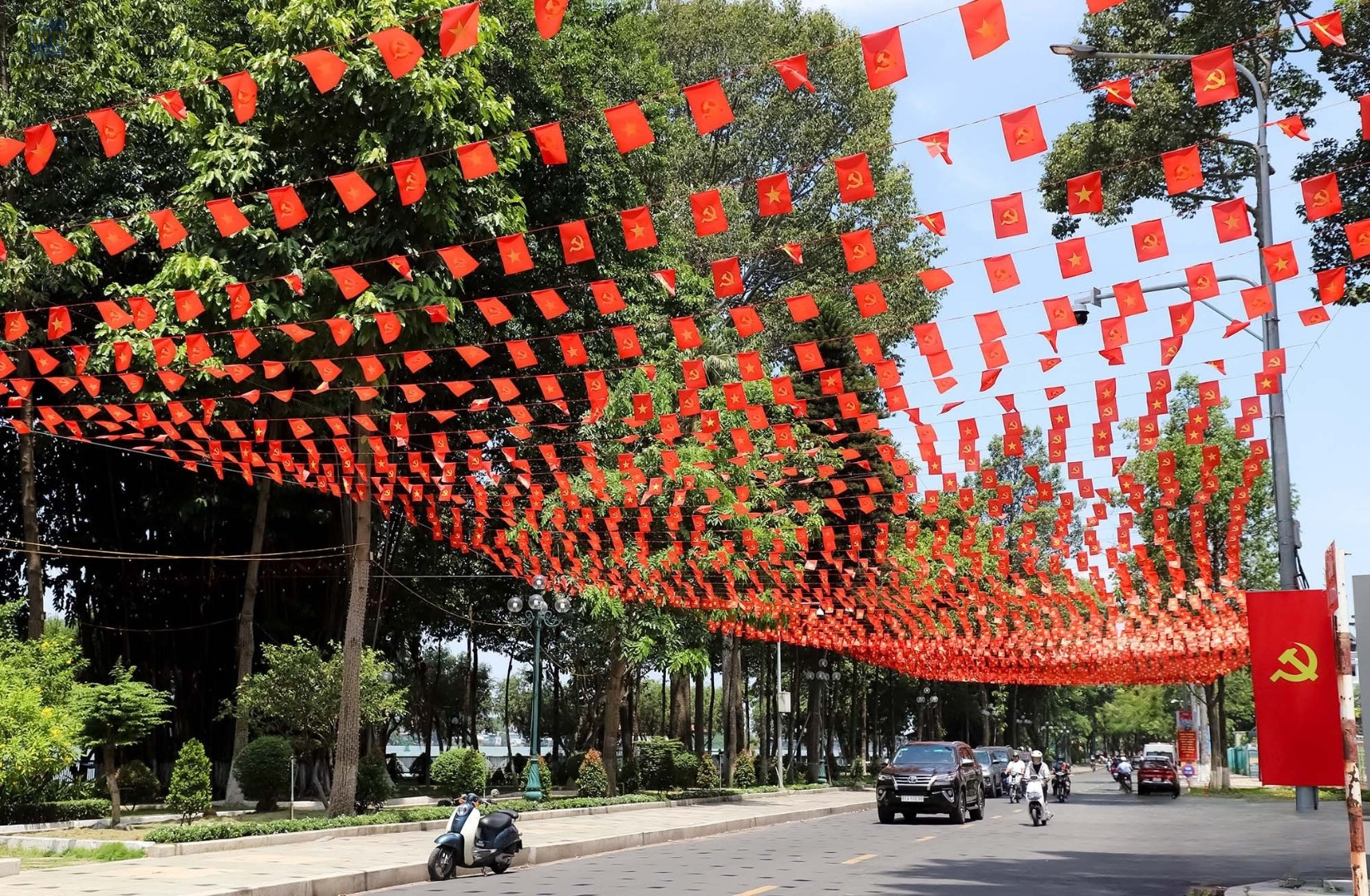 chào mừng Đồng Nai lên thành phố Trực thuộc Trung ương cờ Đảng cờ Tổ quốc đường Nguyễn Văn Trị Trấn Biên